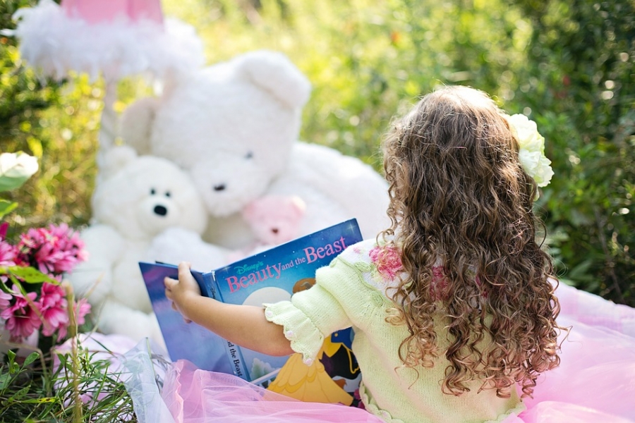 little-girl-reading-912380-960-720